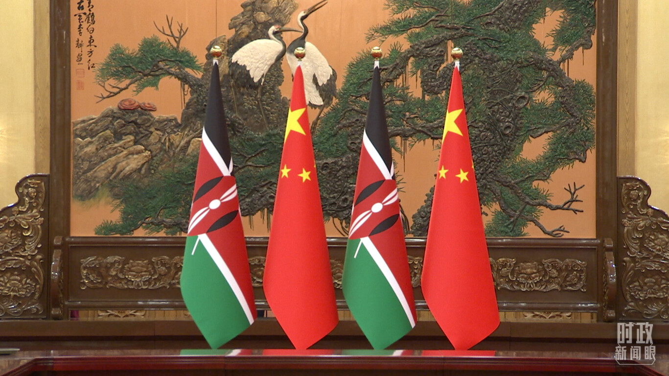 会见现场的中国、肯尼亚国旗。