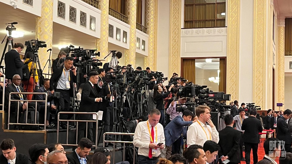 现场报道开幕式的各国记者。（总台央视记者金雨秋拍摄）