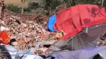 葬礼时遭遇恶劣天气,致3人遇难7人受伤,官方通报详情→ 葬礼时遭遇恶劣天气,致3人遇难7人受伤,官方通报详情→