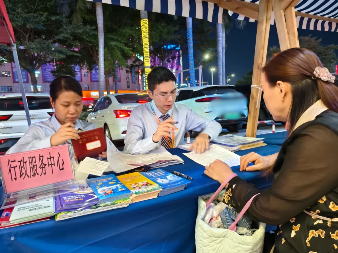 南庄镇行政服务中心开展“政务闪送”,将政务服务送至商圈。图源:禅城区发展和改革局