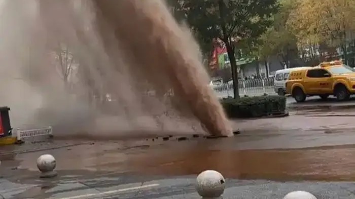 太原一地下管道爆裂“喷出粪便”？当地回应丨破谣局