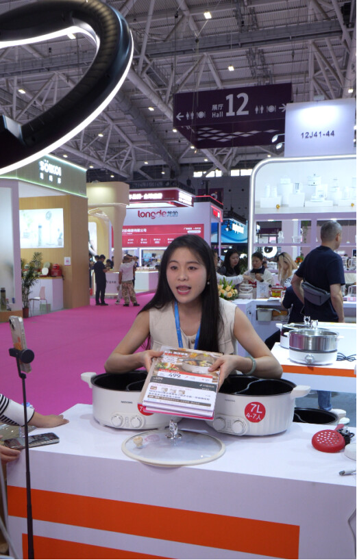 梦熊电器在现场架起了直播间,主播在向消费者介绍最新的产品。受访者供图