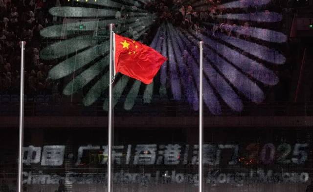 这是开幕式现场拍摄的中华人民共和国国旗。新华社记者 杜宇 摄