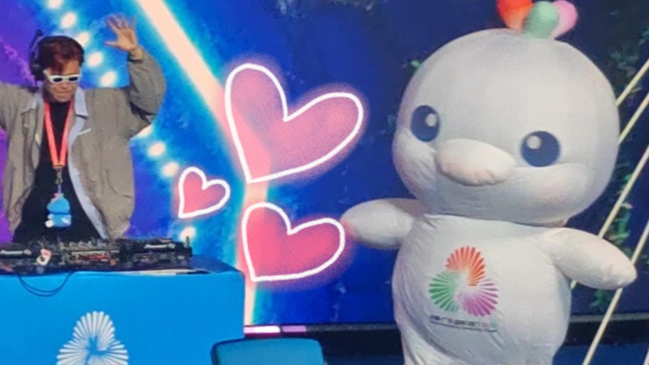 “喜洋洋”摇身变作“e豚”，赛场边跟着DJ激情蹦迪