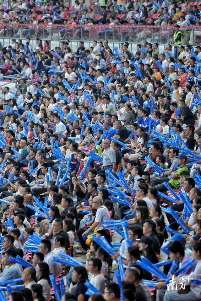 现场观众气氛热烈。 廖明璨 摄