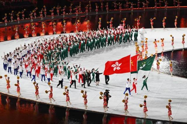 广东省体育代表团、香港特别行政区体育代表团、澳门特别行政区体育代表团在入场仪式上共同入场。新华社记者 胡虎虎 摄