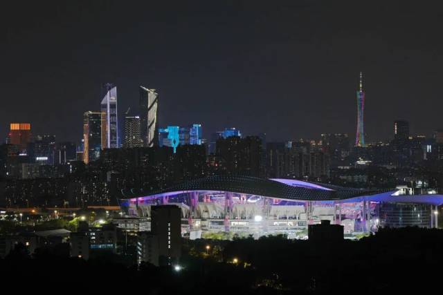 这是11月9日拍摄的广东奥林匹克体育中心和广州塔。新华社记者 晋美多吉 摄