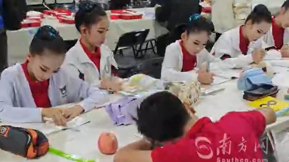 台上卖力表演，台下拼命做题！“再忙也要先把作业写完”