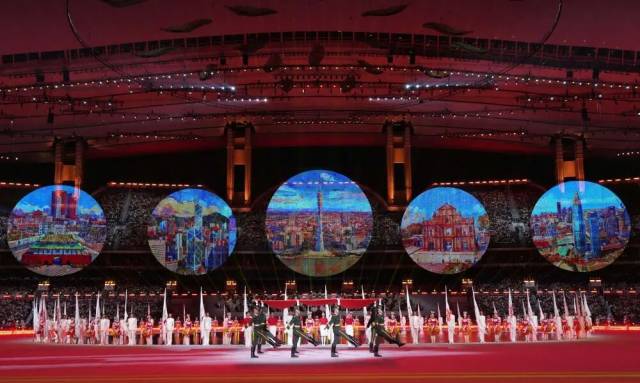 旗手护送中华人民共和国国旗入场。新华社记者 杜宇 摄