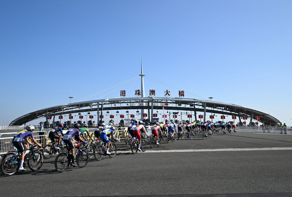 11月8日,参赛选手经过港珠澳大桥闸口。当日,第十五届全国运动会公路自行车男子个人赛决赛开赛,全程231.8公里,选手将经过港珠澳大桥,跨越粤港澳三地。这是全运会历史上首次举办跨境比赛。新华社记者 邓华 摄