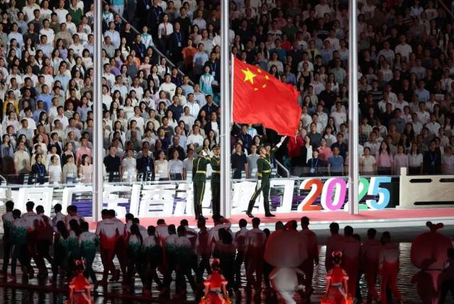 旗手升起中华人民共和国国旗。新华社记者 黄伟 摄