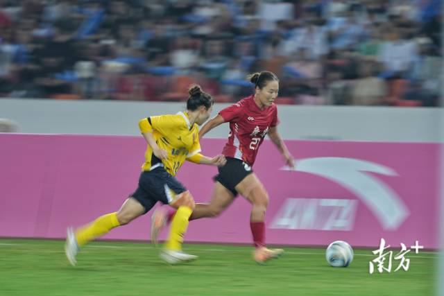 双方球员积极拼抢球权。 廖明璨 摄