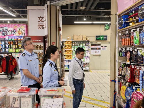 市场监管部门执法人员开展检查(通讯员供图)