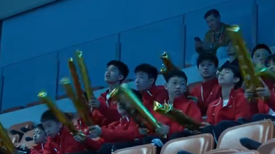 广东队十五运会羽毛球U18女子团体摘银！体校学生现场魔性加油