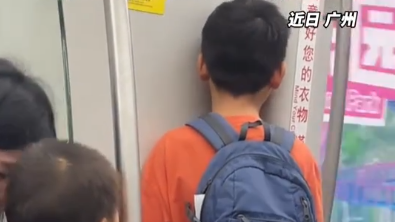 广东萌娃地铁痛唱情歌，网友：用背脊唱情歌哈哈哈