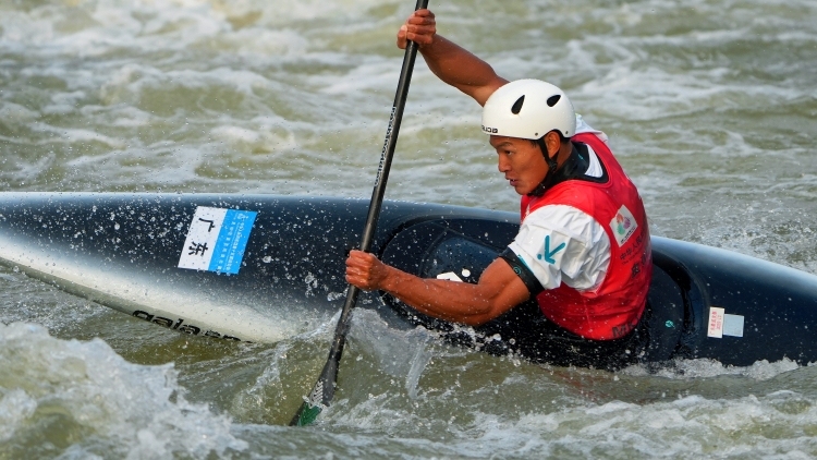 浪花中搏击！广东健儿胡兆山全运会皮划艇激流回旋夺银｜图集