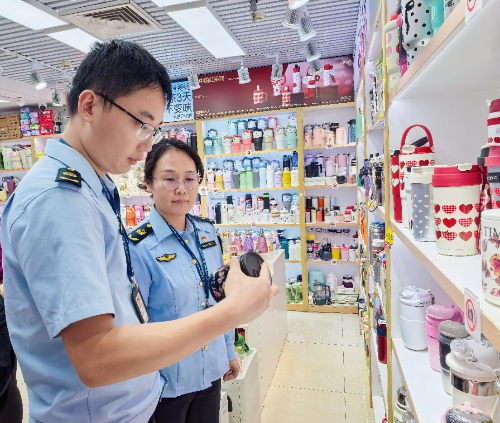 市场监管部门执法人员开展检查(通讯员供图)