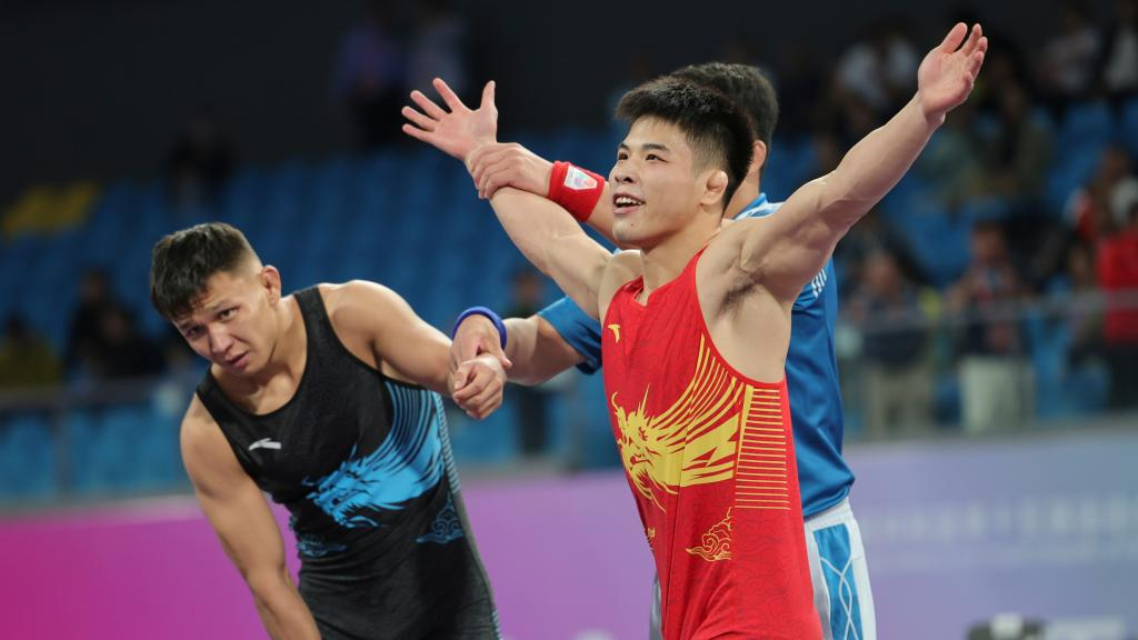 Lu Feng claims National Games's title in men's freestyle 74kg of wrestling