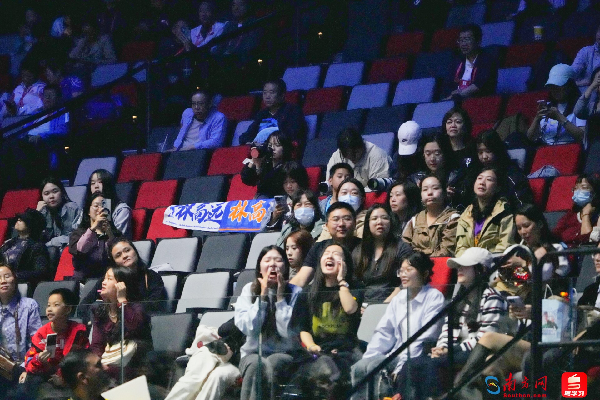 大声呐喊加油的现场观众