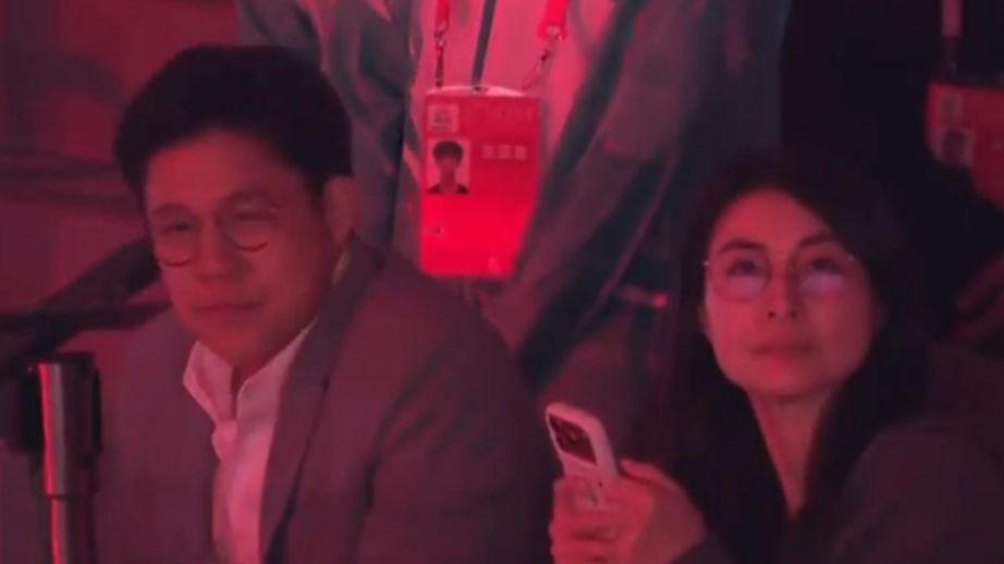 郭晶晶、霍启刚现身深圳观看十五运会游泳比赛