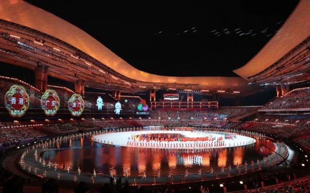 广东省体育代表团、香港特别行政区体育代表团、澳门特别行政区体育代表团在入场仪式上共同入场。新华社记者 黄伟 摄