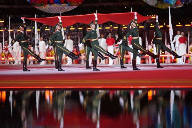 旗手护送中华人民共和国国旗入场。新华社记者 江汉 摄