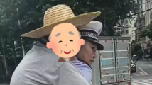 “不小心”遇上“责任心”!老人误入快车道,交警背起送离险境 “不小心”遇上“责任心”!老人误入快车道,交警背起送离险境