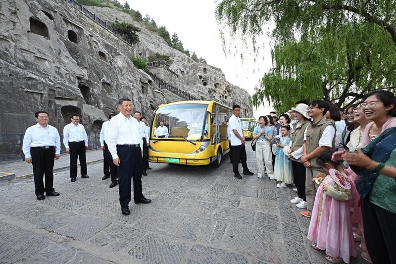 △2025年5月19日，习近平总书记在河南洛阳龙门石窟考察时，同游客亲切交流。