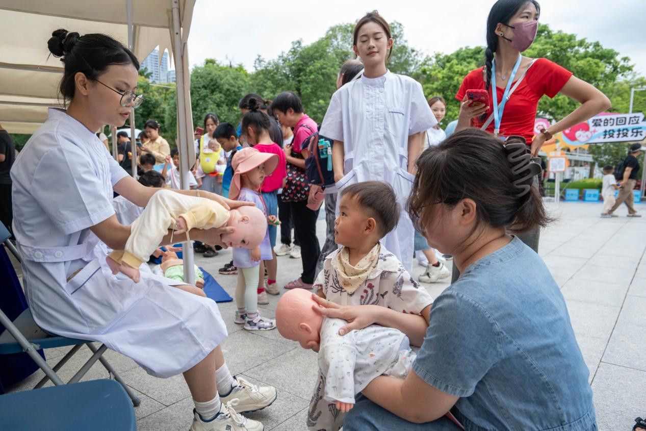 现场设置了机构展示区、咨询服务区和亲子互动区，让市民近距离了解托育服务的具体内容。