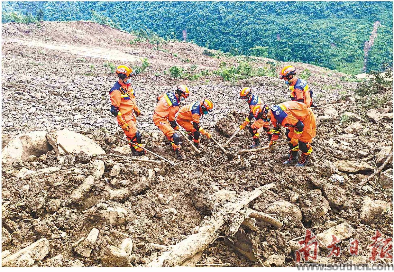 5月22日,贵州广西消防救援人员在贵州省大方县果瓦乡庆阳村山体滑坡现场进行搜救。加快新华社发