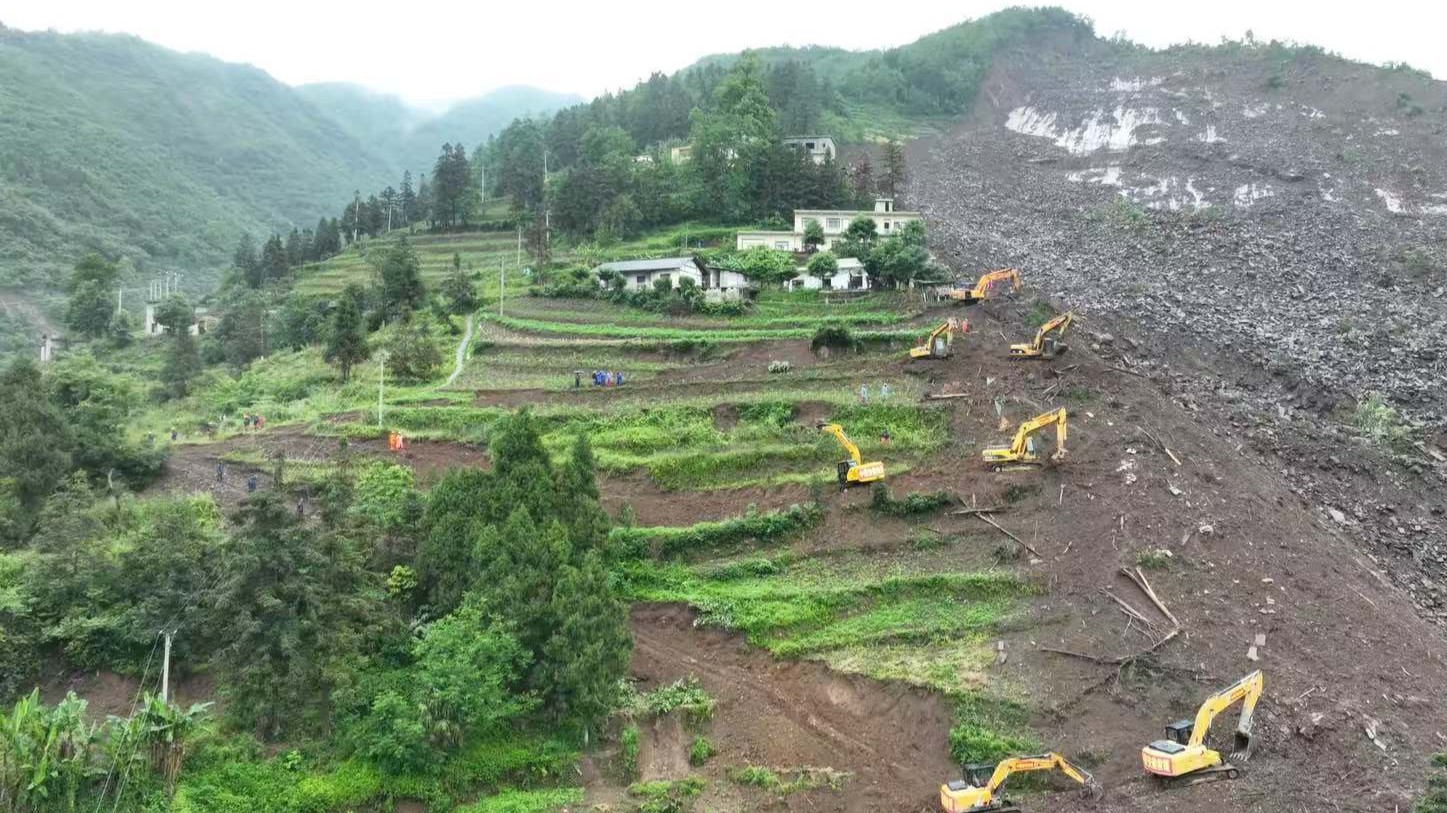 贵州山体滑坡救援现场：重型装备已进入 全力搜救被困人员