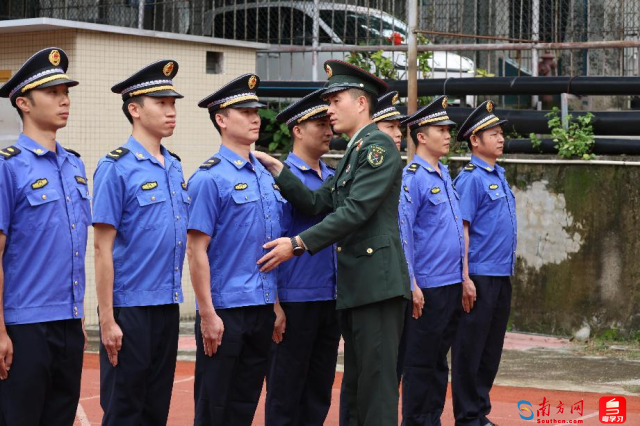 国旗班退役老兵现场指导执法队员进行队列训练