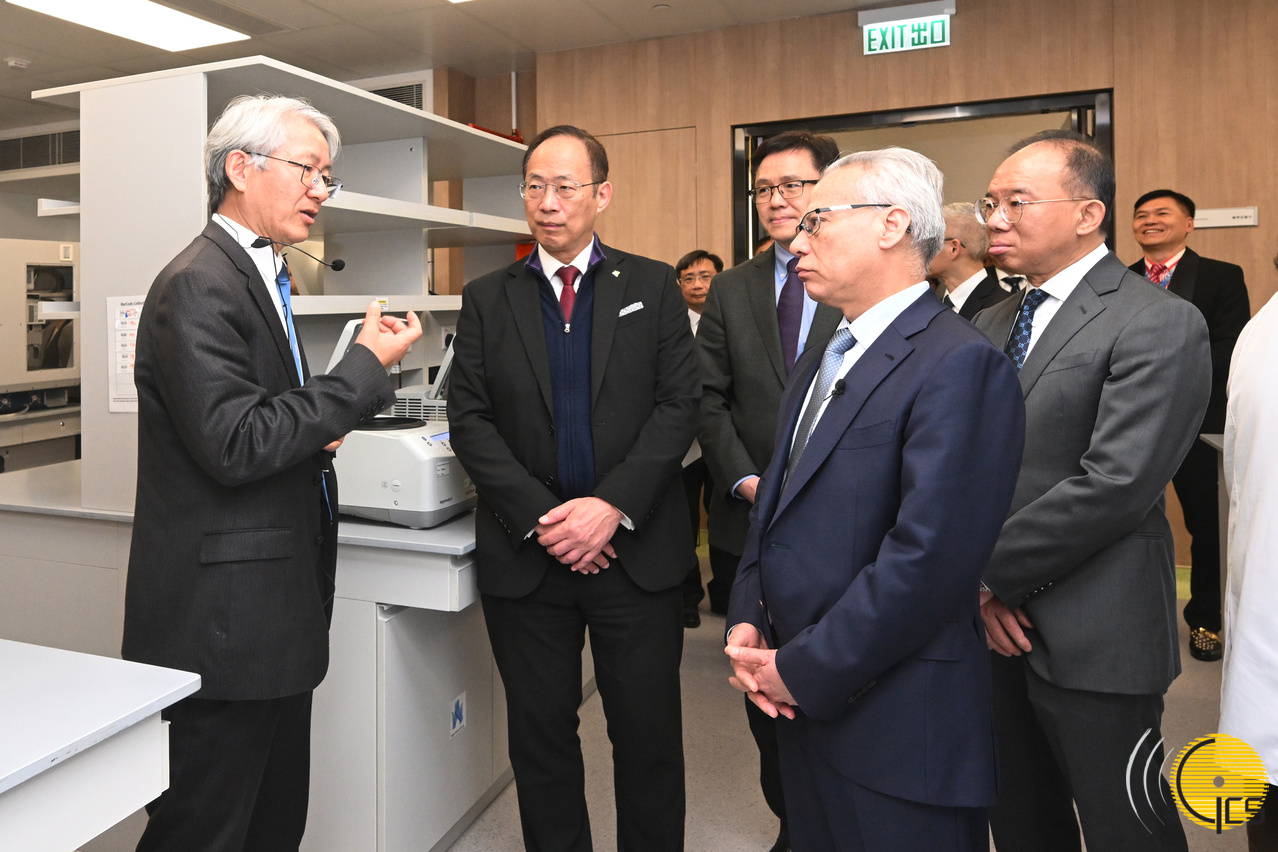 Chefe do Executivo, Sam Hou Fai, visita o centro para o desenvolvimento de medicamentos da medicina tradicional chinesa no parque de ciência de Hong Kong.
