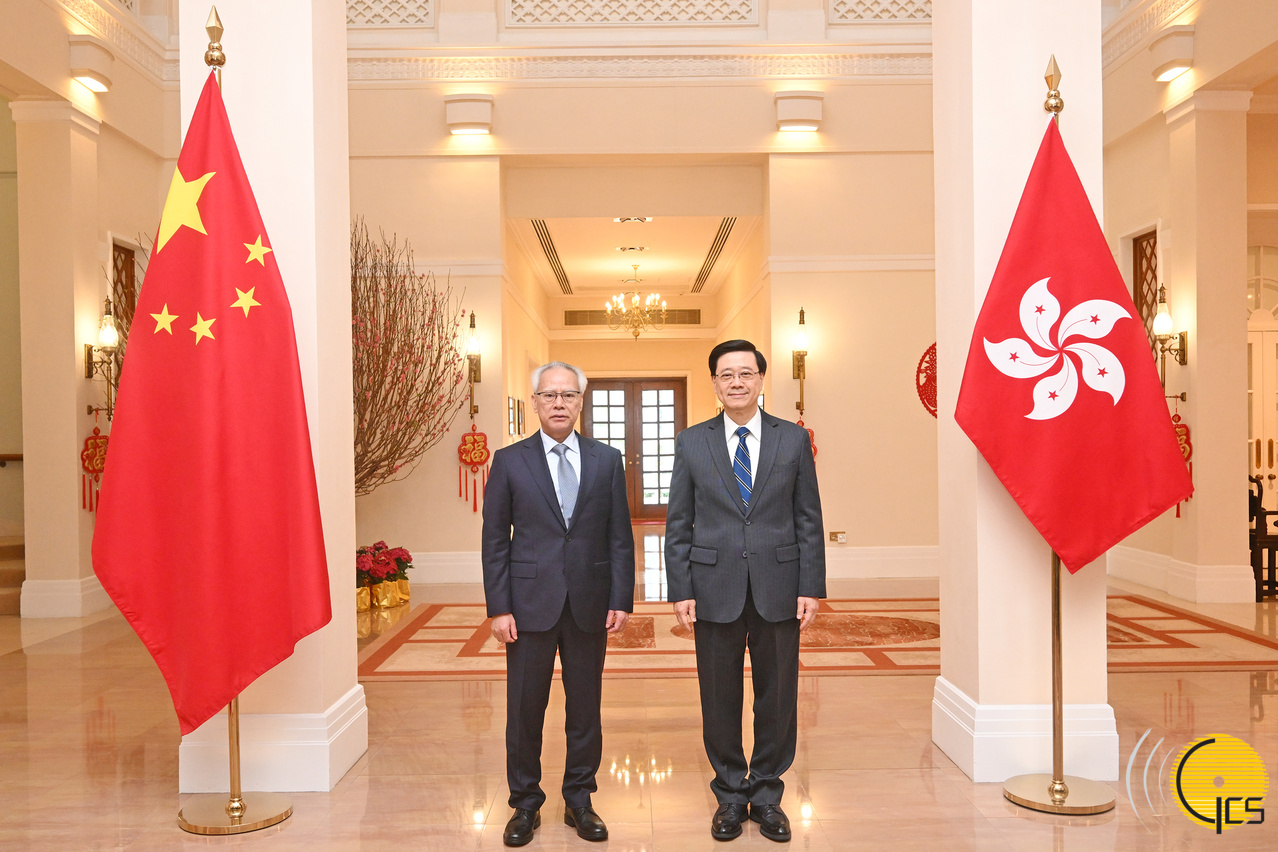 Chefe do Executivo, Sam Hou Fai, e o Chefe do Executivo da Região Administrativa Especial de Hong Kong, John Lee Ka-chiu, na «Government House» em Hong Kong.