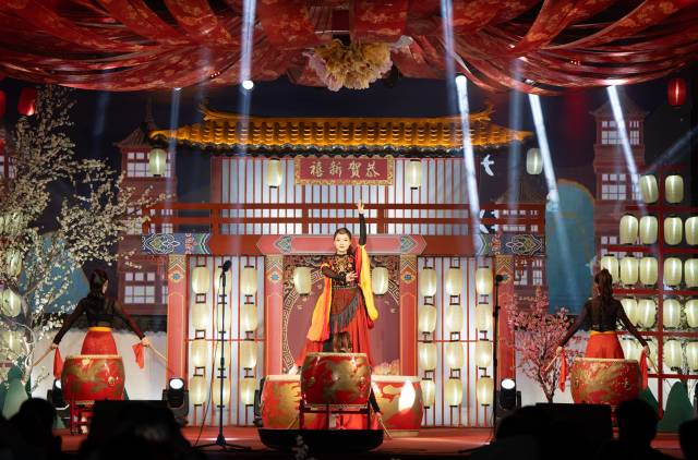 今年大年初一，潮州市饶平县新圩镇西山村“村晚”火热开场。图为舞蹈《龙腾盛世》。受访者供图