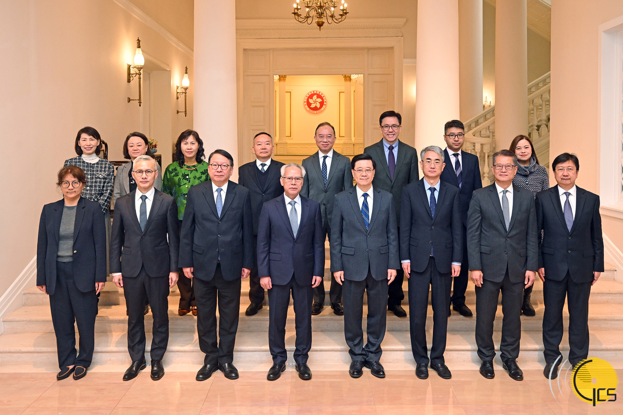 Chefe do Executivo, Sam Hou Fai, o Chefe do Executivo da Região Administrativa Especial de Hong Kong, John Lee Ka-chiu, e os representantes do Governo de Hong Kong e de Macau.