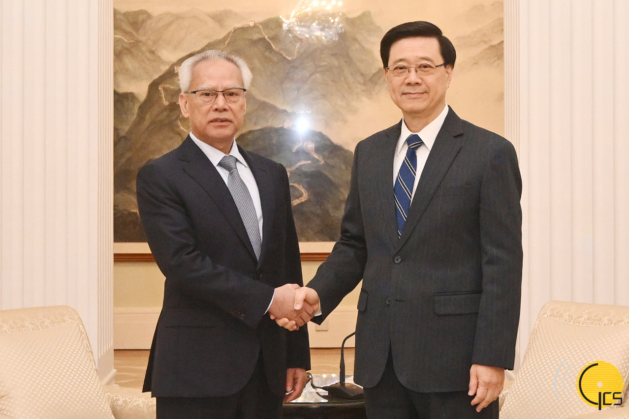 Chefe do Executivo, Sam Hou Fai, cumprimenta o Chefe do Executivo da Região Administrativa Especial de Hong Kong, John Lee Ka-chiu.