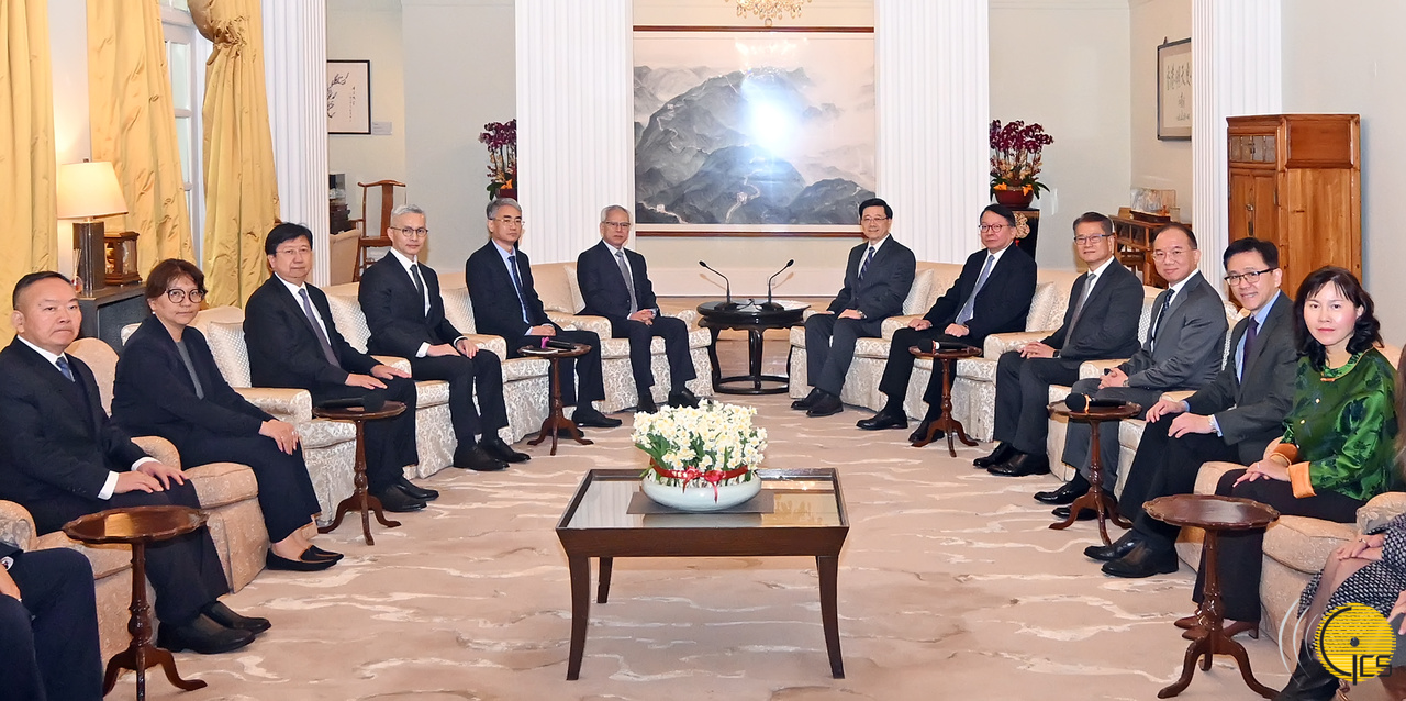 Chefe do Executivo, Sam Hou Fai, reúne-se com o Chefe do Executivo da Região Administrativa Especial de Hong Kong, John Lee Ka-chiu, em Hong Kong.