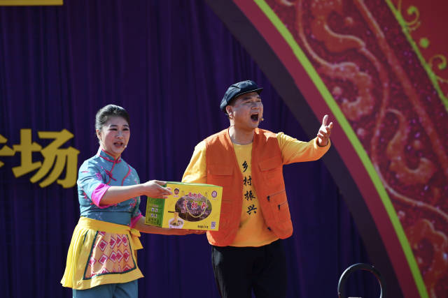 韶关始兴“村晚”舞台上，“宰相粉”等当地非遗元素贯穿全场。受访者供图