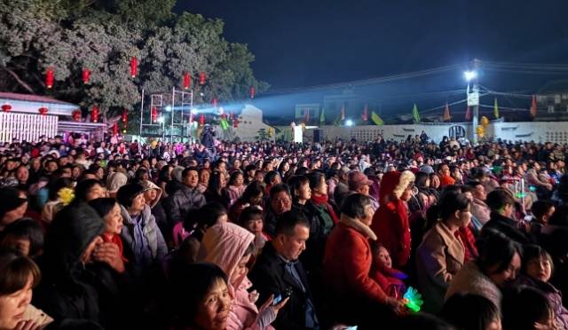 今年大年初一，潮州市饶平县新圩镇西山村“村晚”火热开场，台下观众人山人海。受访者供图
