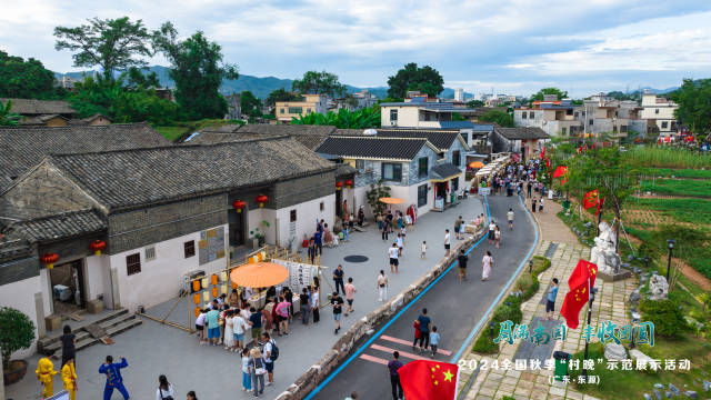 2024年南园古村“村晚”前后，沿街设置了本土美食、特色农产品推介等摊位。受访者供图