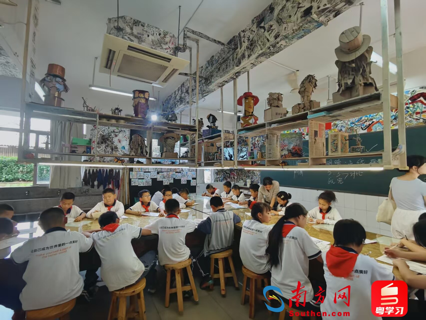 桂南学校学生在上美术课。摄影：邹长森