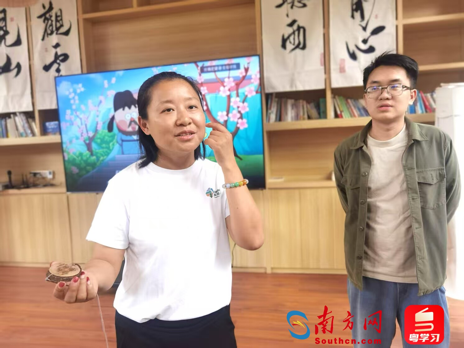 桂南村第一书记谭彦介绍“旗溪碳币”。摄影：邹长森
