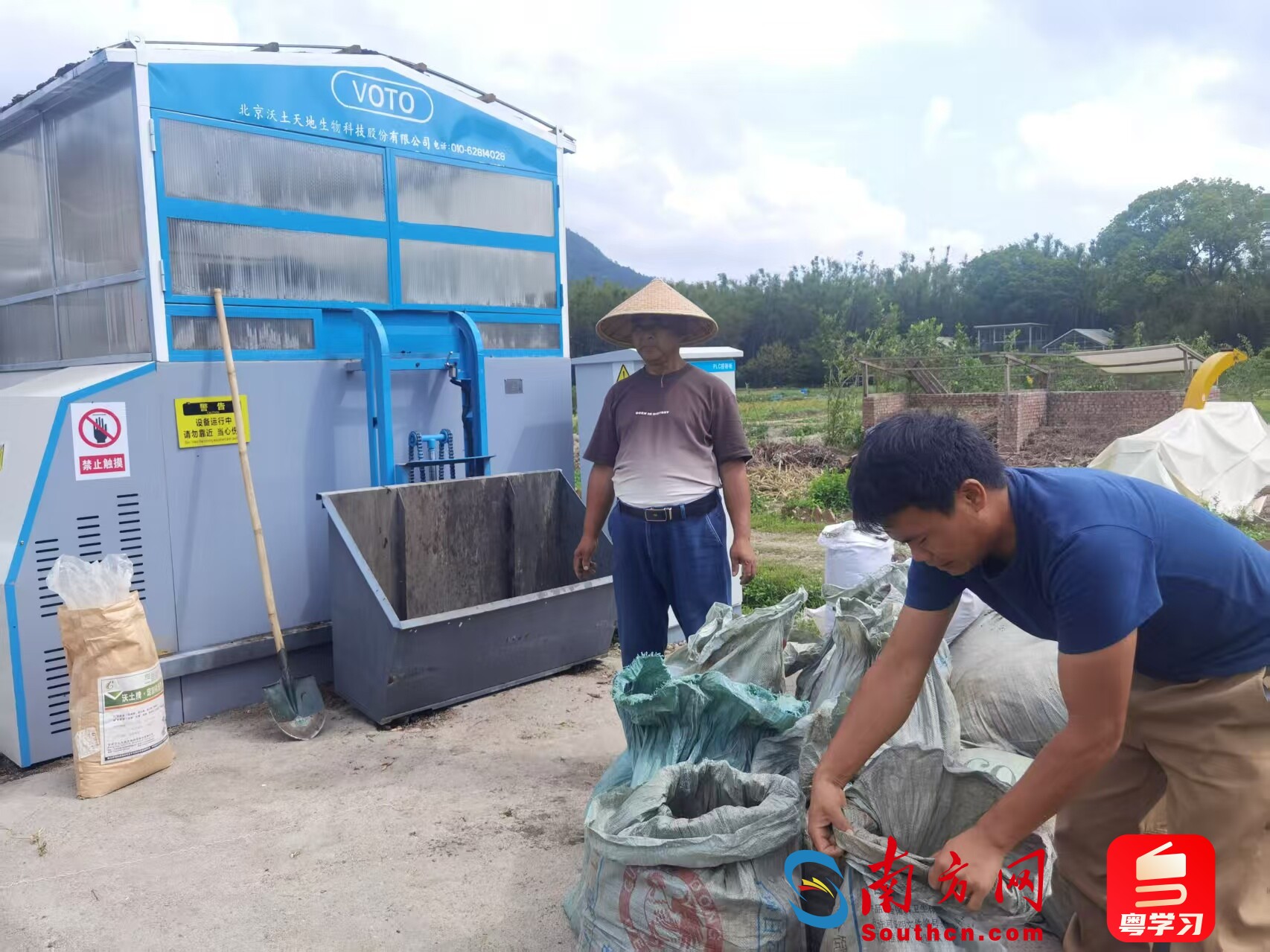 工作人员用混流箱堆肥。摄影：邹长森
