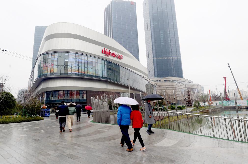 2024年1月20日市民走向上海市普陀区一家购物中心。新华社记者方喆 摄