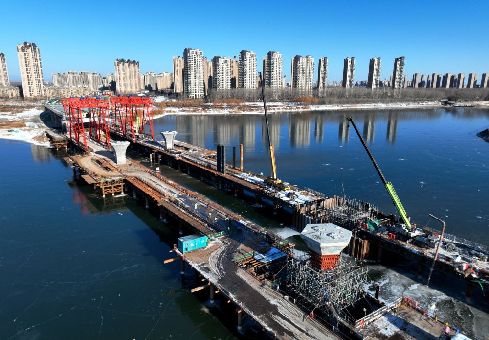 　　厂通路（河北省大厂回族自治县至北京市通州区）潮白河大桥施工现场（2023年12月21日摄，无人机照片）。新华社记者 王晓 摄