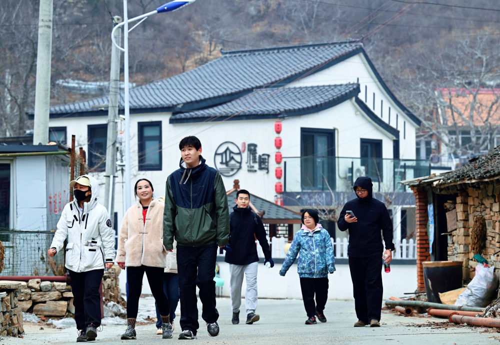 2024年1月30日，游客在天津市蓟州区下营镇前干涧村游玩。新华社记者 赵子硕 摄