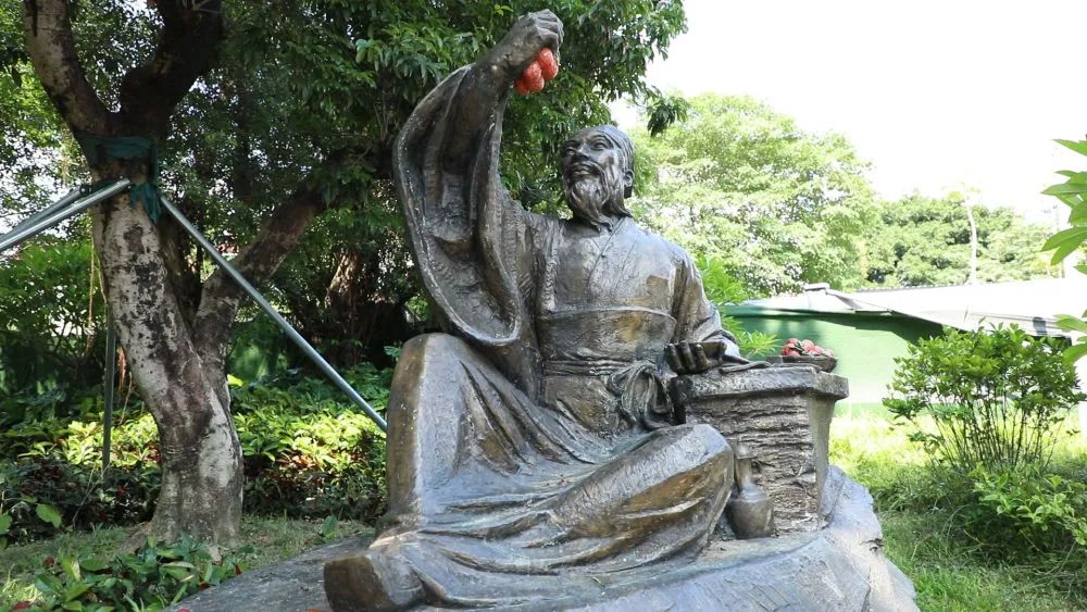 这是6月6日拍摄的惠州中山公园(惠州府城遗址公园)内的东坡雕像。新华社记者 李思佳 摄