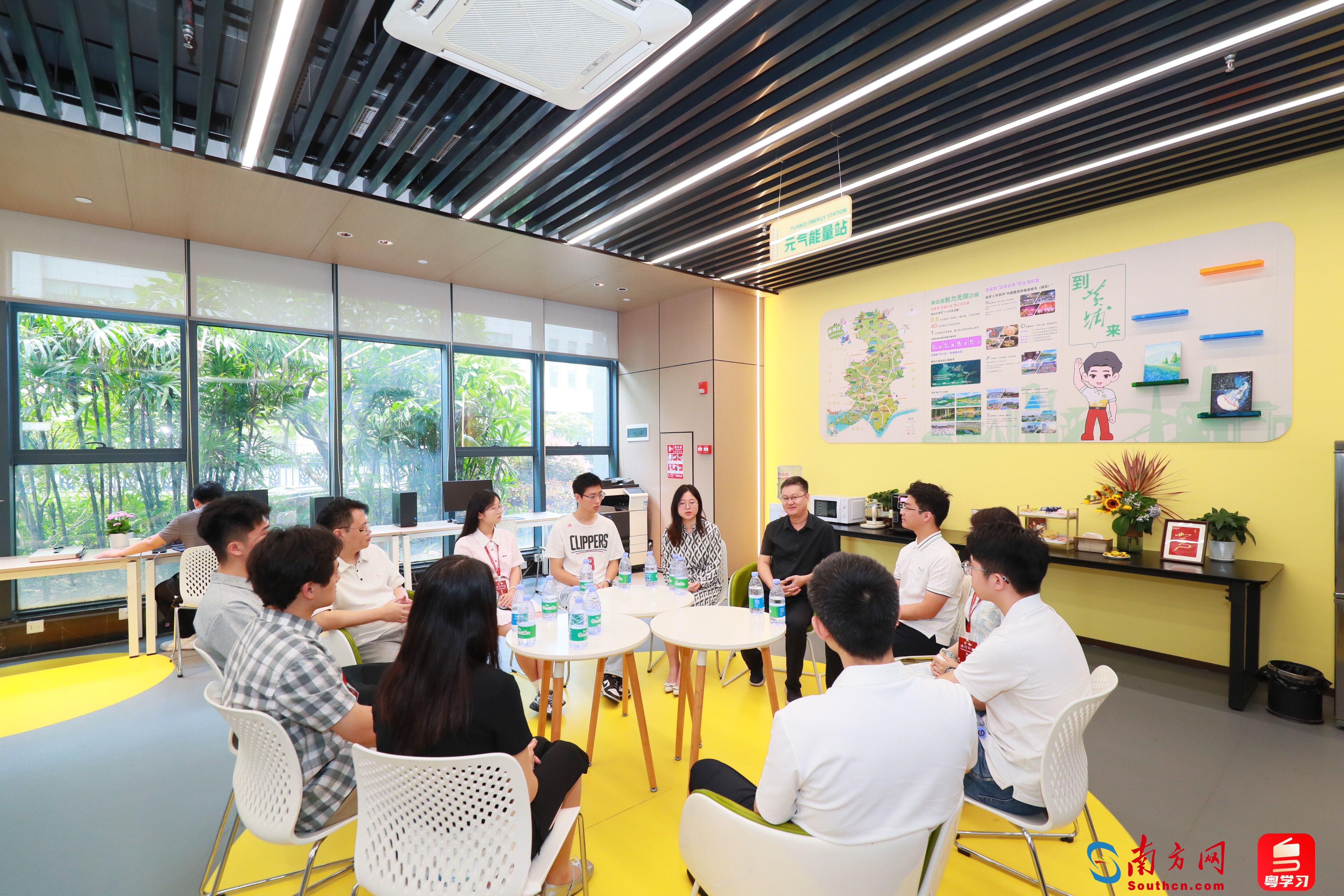 黄埔青年驿站埔哥会客厅内，一场职业指导正在开展。李剑锋 摄