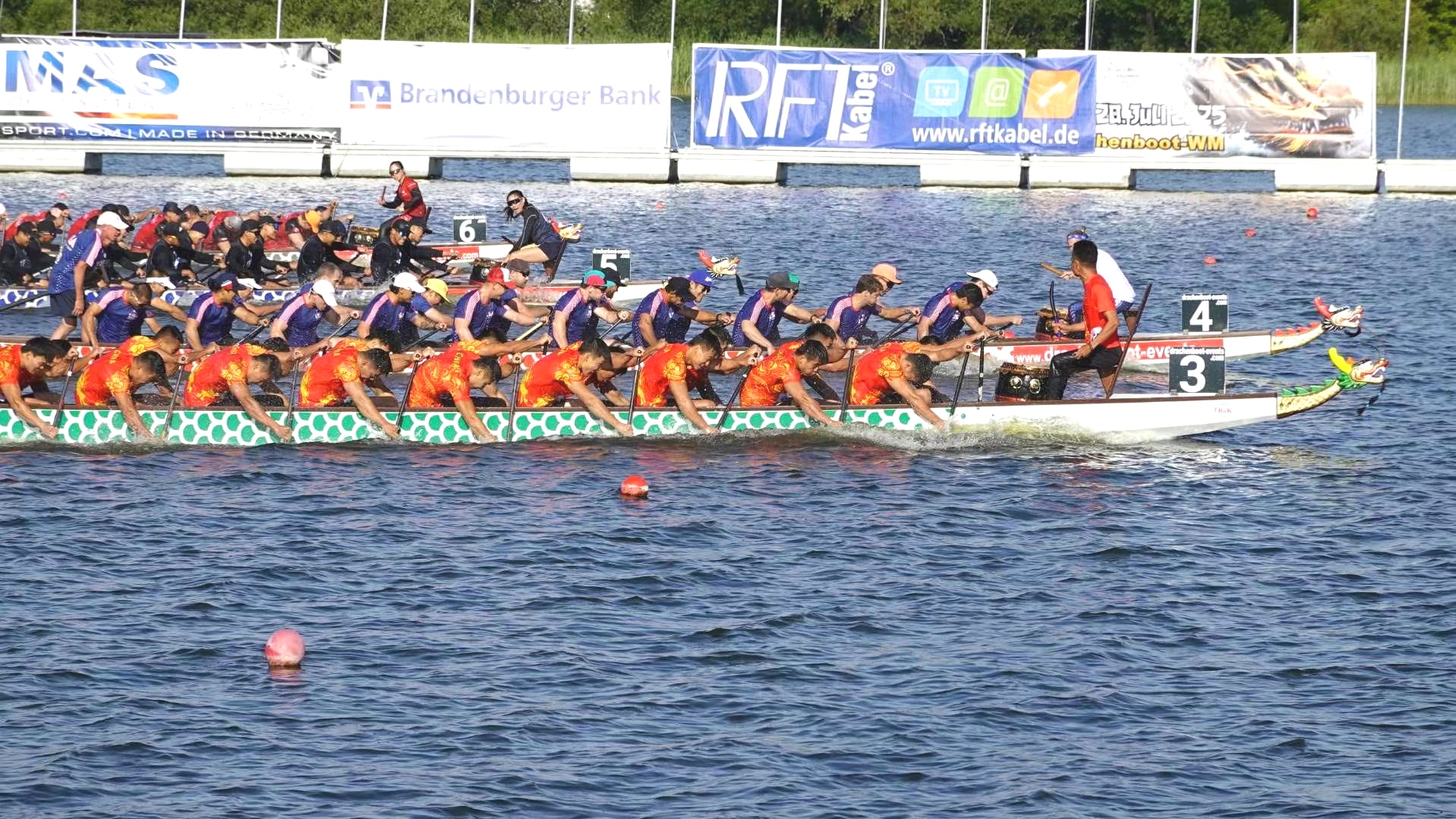 Surging past Team USA by 0.13 seconds in the final 100-meter sprint. 受访者供图